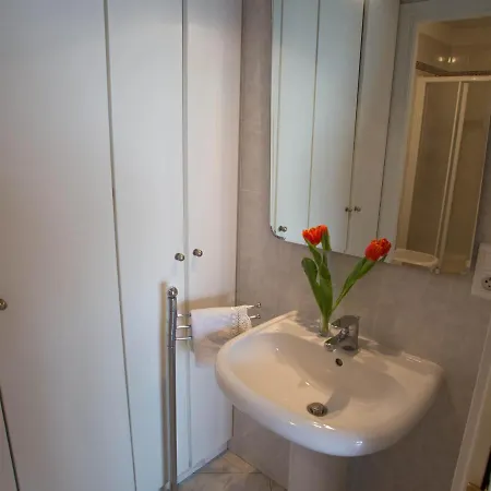 Petit 3p Avec Terrasse, Piscine Et Garage - Fr-1-196-193 Menton