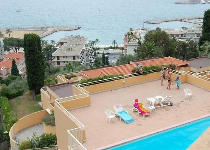 Petit 3p Avec Terrasse, Piscine Et Garage - Fr-1-196-193